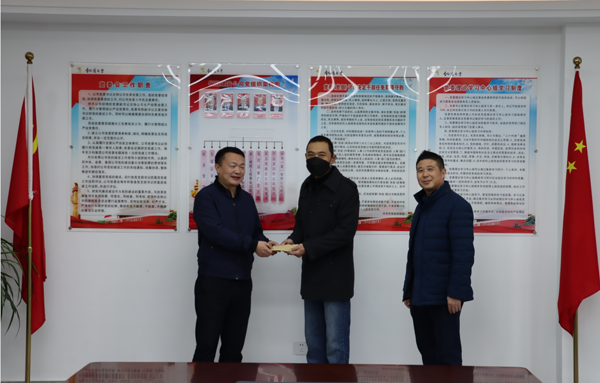 集團(tuán)公司黨委委員、副總經(jīng)理胡新付到公司走訪慰問